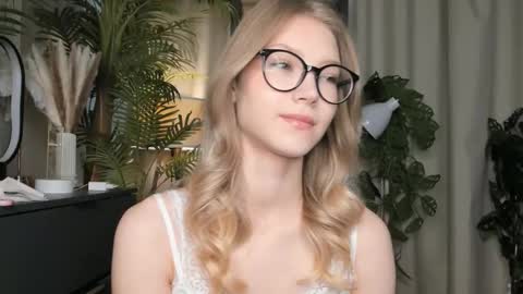 Natalie online show from September 12, 2025, 5:51 am