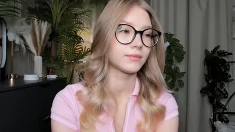 Natalie online show from September 25, 2025, 5:44 am