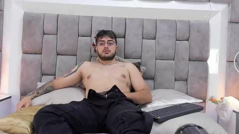 ethan_greys online show from November 26, 2025, 4:46 am