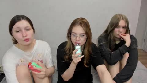 Veronica Tiia Lilith left to right online show from February 22, 2025, 6:39 am