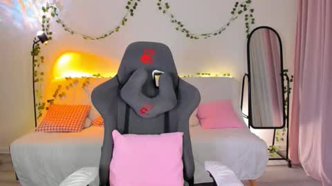 Eva Davis online show from September 21, 2025, 2:13 am