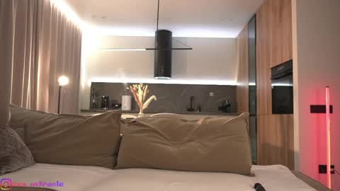 Eva online show from April 24, 2026, 9:17 pm