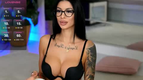 Eva  online show from October 27, 2025, 5:44 am