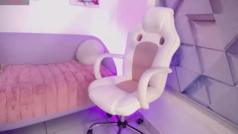 EVA GODDESS  online show from December 5, 2025, 4:47 pm