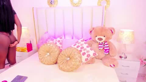 evangelin_ts online show from November 21, 2025, 1:54 pm