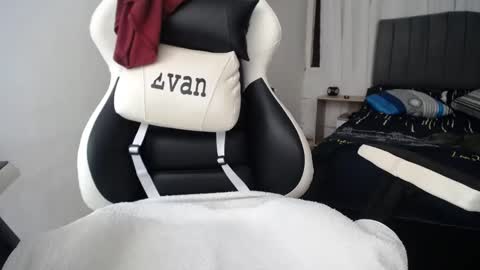 Snapshot of evans_king chatting on February 3, 2025, 3:38 pm Evan online show from February 3, 2025, 3:38 pm