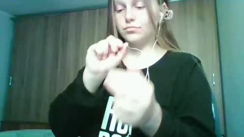 evasapples2026 online show from April 1, 2026, 8:50 pm