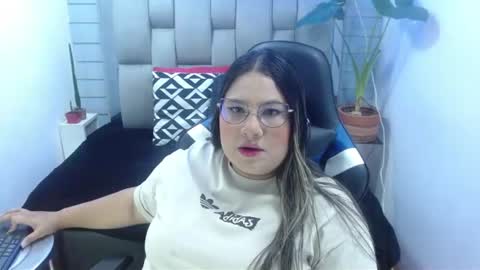 evelin zaens online show from June 24, 2026, 3:49 am