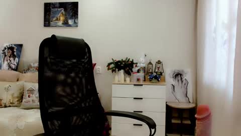 evelove online show from February 26, 2025, 8:04 am