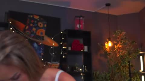 Evelyn online show from April 2, 2026, 6:16 pm