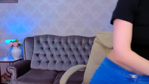 Snapshot of evelyn_rush1 chatting on April 24, 2026, 1:35 pm evelyn rush1 online show from April 24, 2026, 1:35 pm