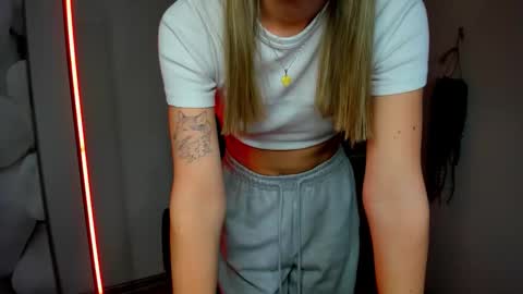 evelynblond online show from December 3, 2025, 1:42 pm