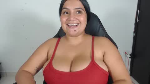 Snapshot of evemilk chatting on February 10, 2025, 11:02 pm evelin 3 online show from February 10, 2025, 11:02 pm