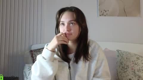 evi_woow online show from December 3, 2024, 8:39 pm