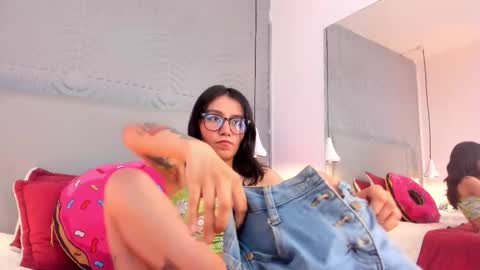 eviegothel_ online show from November 25, 2025, 8:20 pm