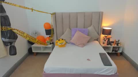 evvaa_moon online show from October 8, 2025, 12:47 pm