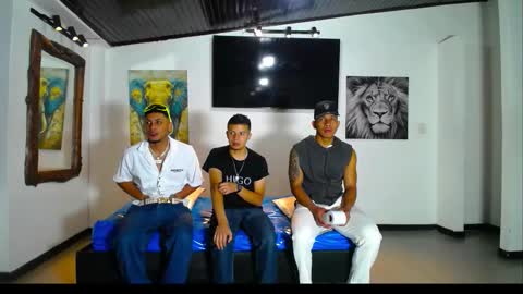 extrangers online show from November 23, 2025, 1:11 pm