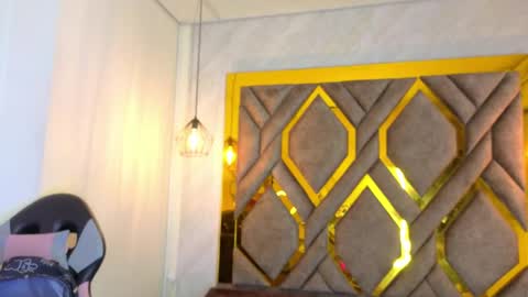 Snapshot of ey_im_simone_ chatting on May 20, 2026, 12:11 pm online show from May 20, 2026, 12:11 pm