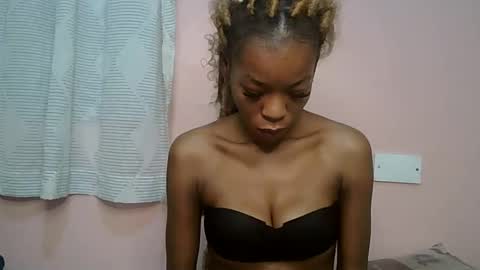 faizah_ online show from May 17, 2026, 11:39 am