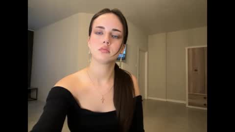 Mia online show from June 17, 2026, 5:47 pm