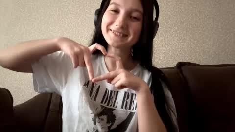 Aurora 18yo online show from October 17, 2025, 7:11 am