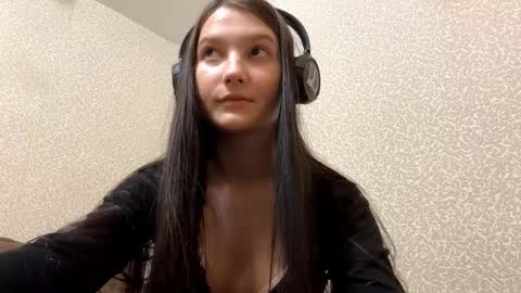 Aurora 18yo online show from November 6, 2025, 8:37 am