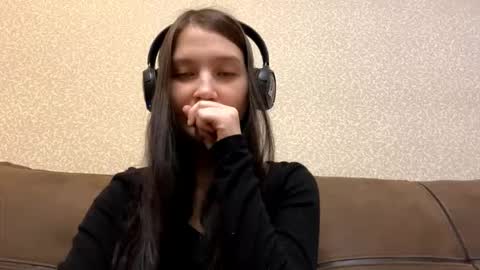 Aurora 18yo online show from December 5, 2025, 8:23 am