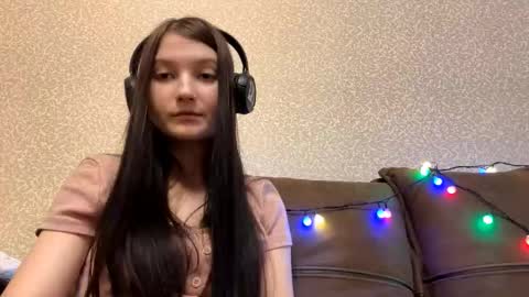Aurora 18yo online show from December 18, 2025, 8:20 am