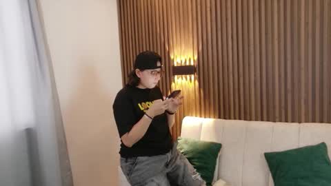 Feelena online show from February 4, 2026, 6:03 pm