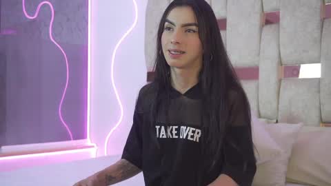 fernanda_thail_ online show from April 6, 2026, 8:43 pm