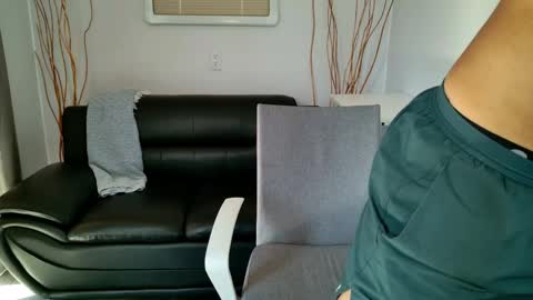 Snapshot of finch93 chatting on October 5, 2025, 3:32 pm Nick online show from October 5, 2025, 3:32 pm