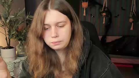 fiora online show from October 20, 2025, 1:44 pm