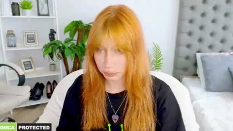 Snapshot of fleur_fox chatting on July 16, 2026, 9:26 am fleur_fox online show from July 16, 2026, 9:26 am