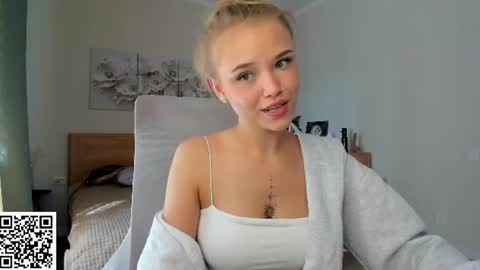 Snapshot of flooora_0 chatting on July 21, 2026, 1:41 am Mona online show from July 21, 2026, 1:41 am