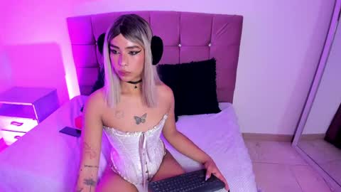 Snapshot of flor_pink chatting on April 17, 2026, 4:26 am Flor online show from April 17, 2026, 4:26 am