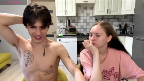 flowerscouple online show from April 6, 2026, 4:21 am