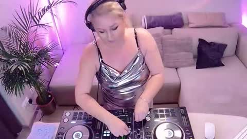 Snapshot of forbiddenkitty chatting on November 4, 2025, 9:47 pm Forbidden Kitty online show from November 4, 2025, 9:47 pm