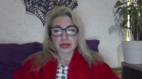 fox_red_lady7 online show from November 4, 2025, 9:36 pm