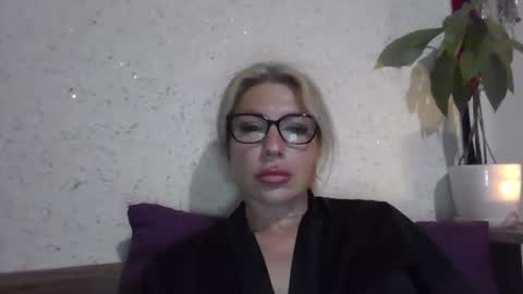 fox_red_lady7 online show from May 10, 2026, 9:20 pm
