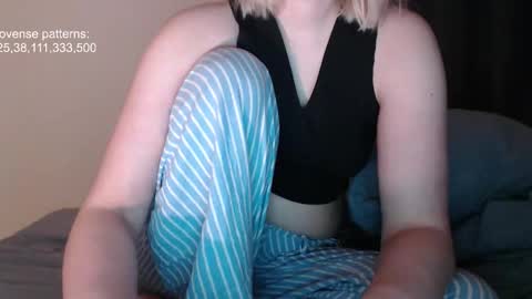 Snapshot of foxfrromearth chatting on November 27, 2025, 12:46 am i am your baby Alien online show from November 27, 2025, 12:46 am