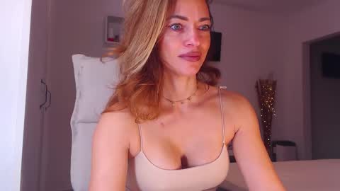 Snapshot of foxyadele_ chatting on October 14, 2025, 6:36 am Adela - Single mom. 40 y online show from October 14, 2025, 6:36 am