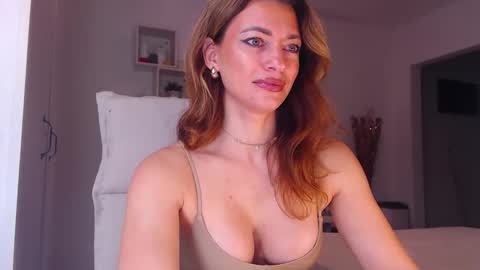 Snapshot of foxyadele_ chatting on November 21, 2025, 7:40 am Adela - Single mom. 40 y online show from November 21, 2025, 7:40 am