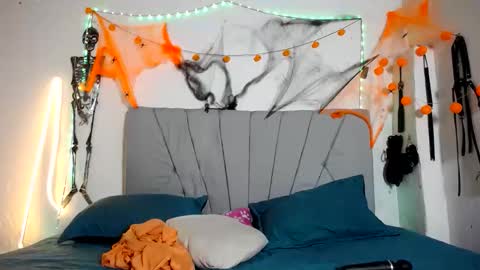 francihot4 online show from October 29, 2025, 2:36 am