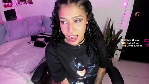 Snapshot of freaky_lia chatting on February 24, 2025, 11:52 pm Lia Gomez online show from February 24, 2025, 11:52 pm