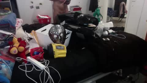 fukmelivenow online show from April 9, 2026, 10:42 am