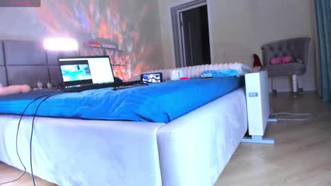 Just yours blondi 3 online show from November 25, 2025, 8:31 pm