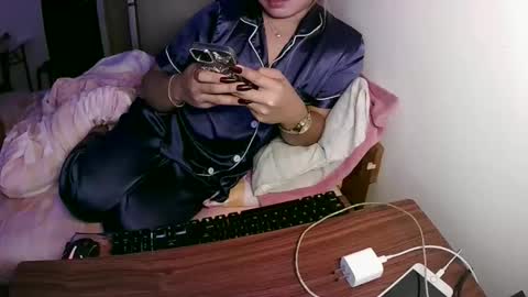 Snapshot of future_bride chatting on December 16, 2025, 7:35 am future_bride online show from December 16, 2025, 7:35 am