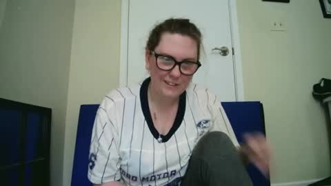 fuzzypeaches87 online show from June 3, 2026, 5:18 pm