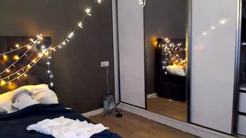 Snapshot of galaxyandromeda chatting on December 16, 2025, 7:24 am My name Lou 3 online show from December 16, 2025, 7:24 am