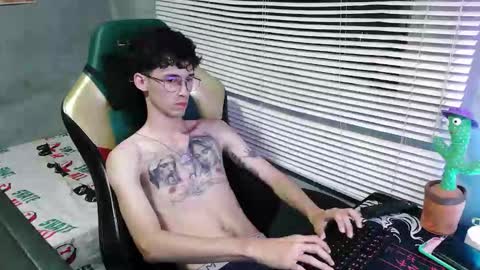 Snapshot of gendo_05 chatting on September 30, 2025, 11:43 pm GENDO online show from September 30, 2025, 11:43 pm
